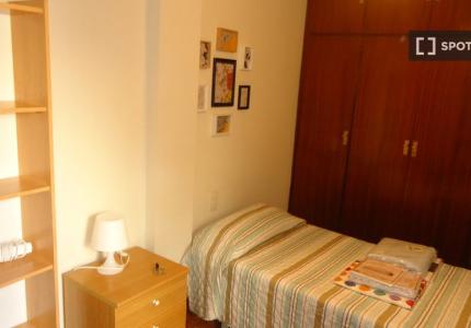Se alquila habitación en piso compartido en Ciudad Jardín, Córdoba.
