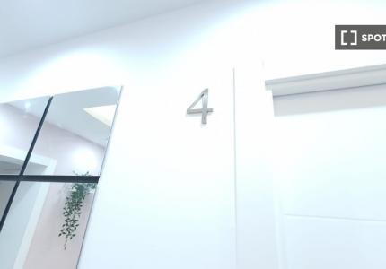 Se alquila habitación en piso compartido de 5 habitaciones en Granada.