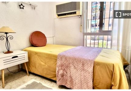 Se alquila habitación en apartamento de 3 dormitorios con TV y aire acondicionado en Norte