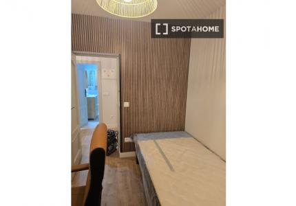 Se alquila habitación en apartamento de 3 dormitorios en Madrid