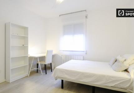 Se alquila habitación en piso de 6 habitaciones en Carabanchel, Madrid