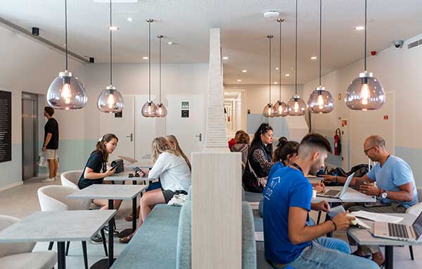 Estudiantes en unas de las zonas coworking de las residencias Nido