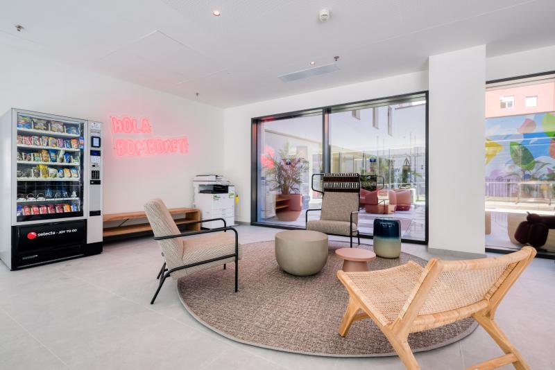 estudiantes comiendo residencia universitaria livensa living barcelona sants-badal