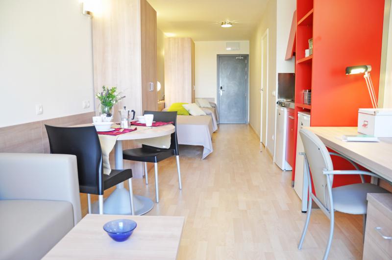 apartamento doble totalmente equipado con un dormitorio doble, zona de comedor, cocina y baño completo. residencia universitaria hipatia terrassa