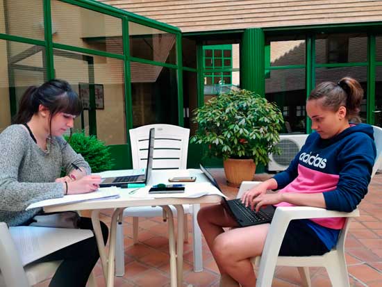 estudiantes en la terraza residencia universitaria misioneras de nuestra señora del pilar huesca