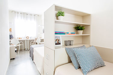 habitación doble con baño propio, dos camas individuales, zona de estudio, armarios... colegio mayor santa maría del estudiante madrid