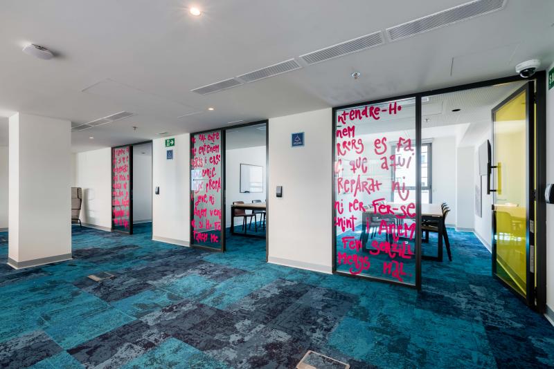 biblioteca residencia universitaria livensa living barcelona sants-badal