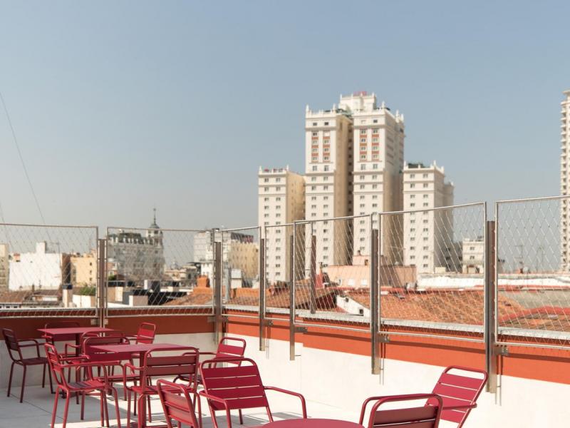 Terraza de la Residencia Yugo Maravillas en Madrid
