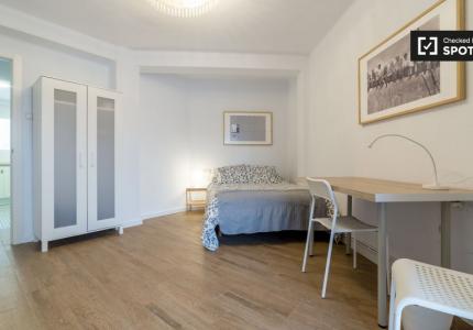 Elegante habitación en un apartamento de 5 dormitorios en L'Eixample