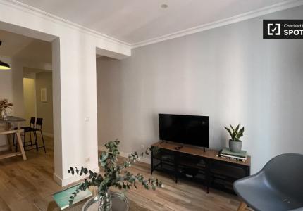 Apartamento de 2 dormitorios en alquiler en Cortes, Madrid