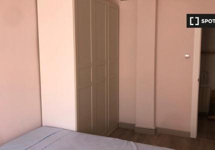 Se alquila habitación en piso de 4 dormitorios en Delicias, Zaragoza