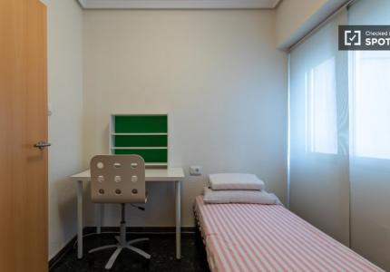 Se alquila habitación en apartamento de 3 dormitorios en Extramurs, Valencia