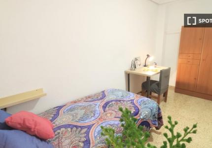 Se alquila habitación en piso de 4 dormitorios en Burjassot, Valencia
