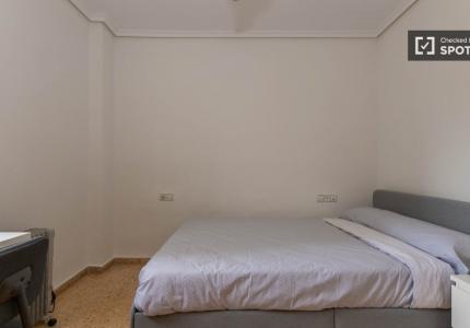 Se alquila habitación en piso compartido en Els Orriols, Valencia.