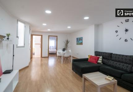 Habitaciones para alquilar en apartamento de 3 dormitorios en Valencia