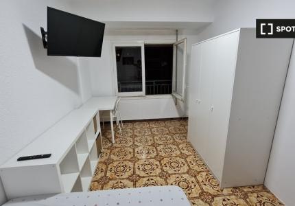 Habitación en piso compartido de 5 habitaciones, Zaragoza