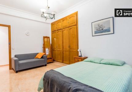 Habitación luminosa en apartamento de 5 dormitorios en Algirós, Valencia