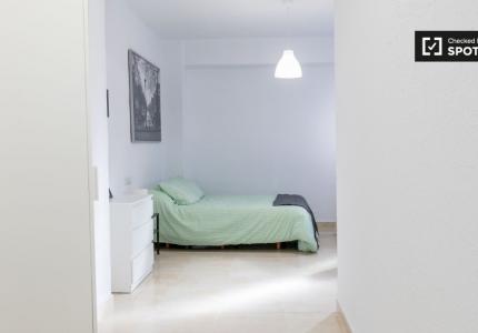 Se alquila habitación en apartamento de 4 dormitorios en El Cabanyal.
