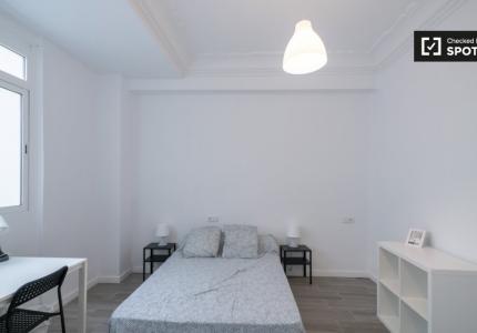 Habitación en piso de 5 habitaciones en alquiler en Morvedre, Valencia.