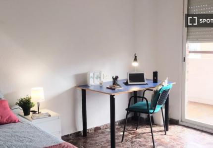 Se alquila habitación en piso de 7 habitaciones en Paterna, Valencia