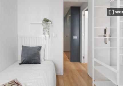 Se alquila habitación en piso compartido de 5 habitaciones en Alicante