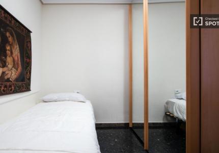 Se alquila habitación en apartamento de 3 dormitorios en Extramurs, Valencia
