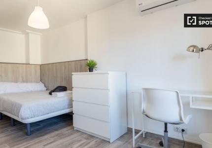 Habitación moderna en un apartamento de 10 dormitorios en Algirós, Valencia