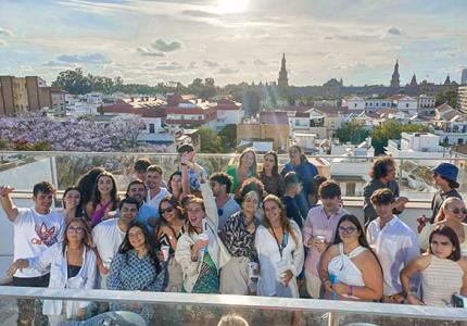 Estudiantes en la terraza de Nido El Porvenir Sevilla