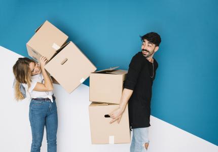 Chicos con cajas de mudanza