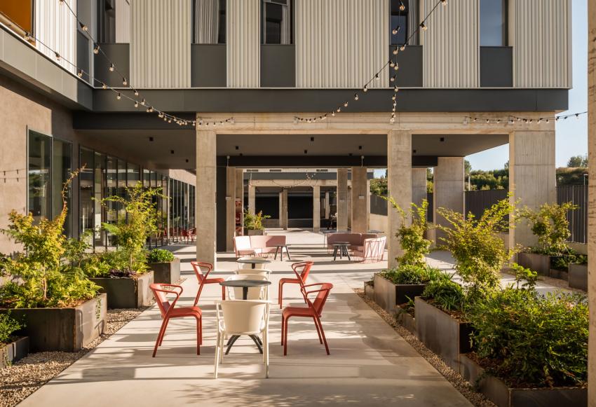 Terraza de la residencia de estudiantes BCOME Pamplona