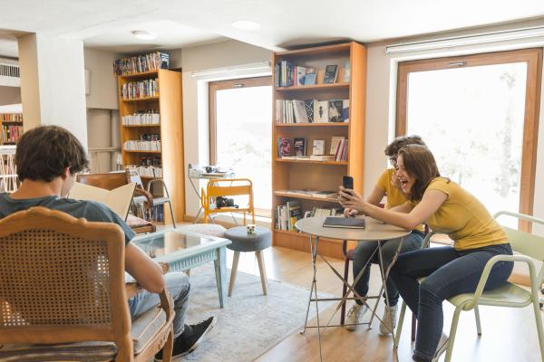 Estudiantes en una residencia