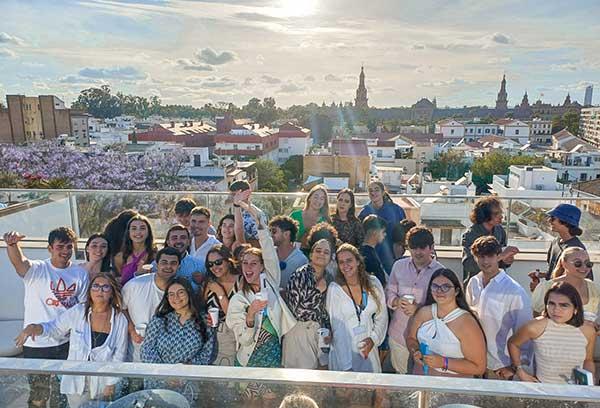 Estudiantes en la terraza de Nido El Porvenir Sevilla