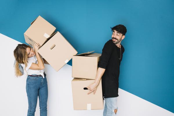 Chicos con cajas de mudanza