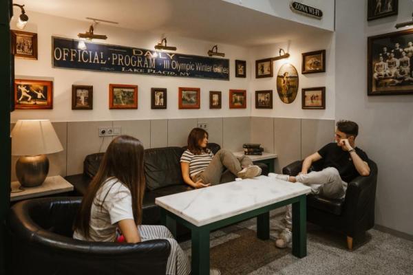 Estudiantes descansando en el Bar de Liv Student Sarria