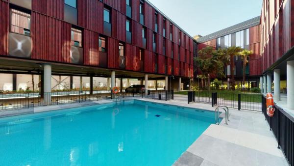 piscina exterior y zona ajardinada residencia universitaria resa paseo de la habana madrid