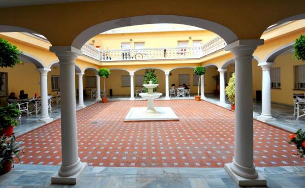 patio andaluz residencia universitaria campus confort san carlos (teatinos) málaga