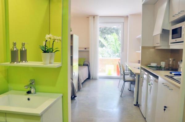 estudio doble con cocina equipada, baño propio, zona de estudio y terraza. residencia universitaria campus la salle barcelona