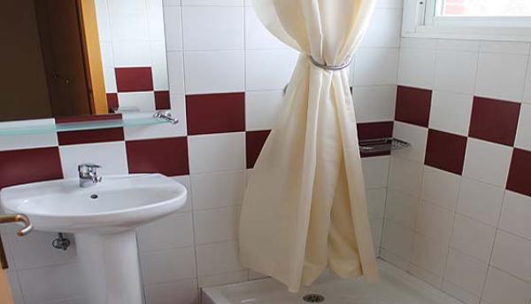 lavabo de la habitación individual de la residencia de las trinitarias de bilbao residencia universitaria santísima trinidad