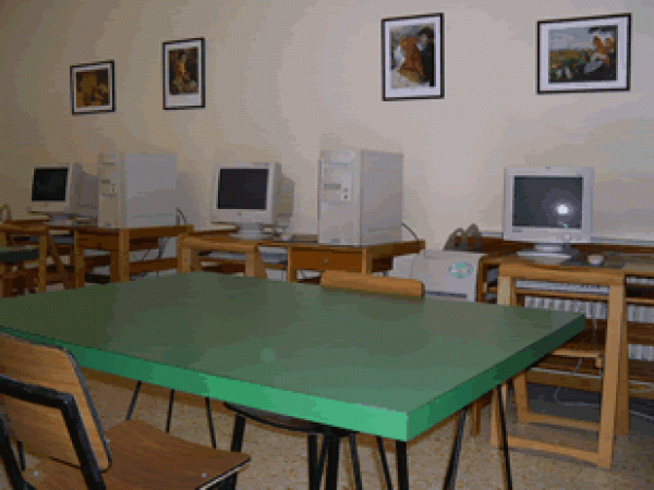 sala de ordenadores colegio mayor santa maría de roncesvalles pamplona/iruña