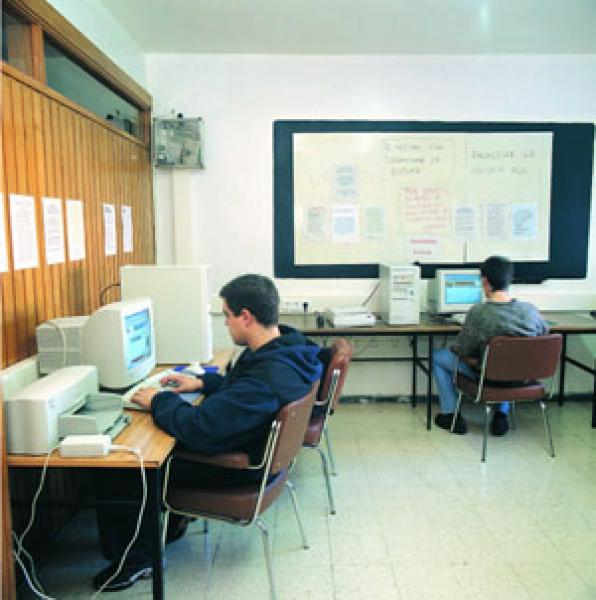 sala de ordenadores colegio mayor virgen del carmen zaragoza