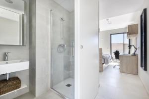 cuarto de baño en todas las habitaciones residencia universitaria micampus cartagena