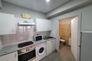 cocina y baño de un apartamento residencia universitaria estudio deusto bilbao