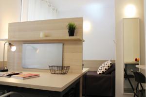 estudio doble con cocina equipada, baño y zona de estudio residencia universitaria pere felip monlau barcelona