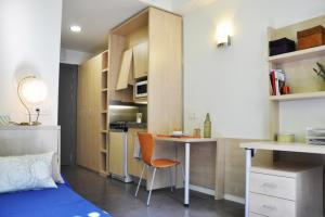 estudio individual con cocina equipada, baño propio y zona de estudio. residencia universitaria pius font i quer castelldefels