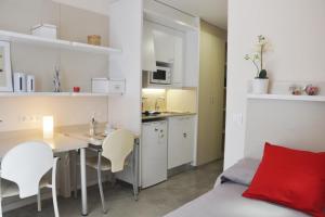 estudio individual con cocina equipada, baño propio y zona de estudio. residencia universitaria campus la salle barcelona