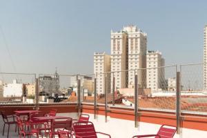 Terraza de la Residencia Yugo Maravillas en Madrid