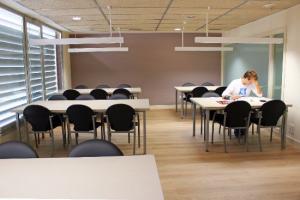 sala de estudio residencia universitaria los abedules pamplona/iruña
