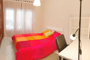 habitación individual con cama grande y terraza residencia universitaria tajo ii villaviciosa de odón